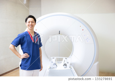 一名放射科醫生站在 CT 掃描前。照片由東京電子專門學校電波學園提供。 133278691