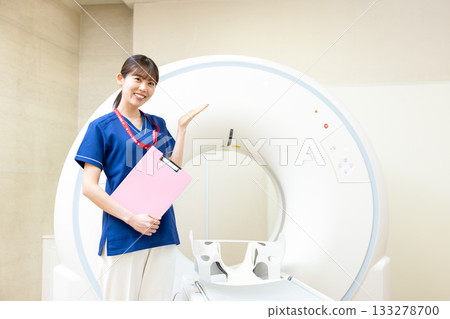 一名放射科醫生站在 CT 掃描前。照片由東京電子專門學校電波學園提供。 一名放射科醫生站在 CT 掃描前。照片由東京電子專門學校電波學園提供。 133278700