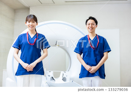 一名放射科醫生站在 CT 掃描前。照片由東京電子專門學校電波學園提供。 一名放射科醫生站在 CT 掃描前。照片由東京電子專門學校電波學園提供。 133279036