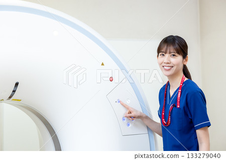 一名放射科醫生站在 CT 掃描前。照片由東京電子專門學校電波學園提供。 一名放射科醫生站在 CT 掃描前。照片由東京電子專門學校電波學園提供。 133279040