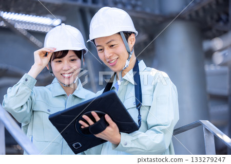 工人們在建築工地工作。照片由東京電子專門學校電波學園提供。 133279247