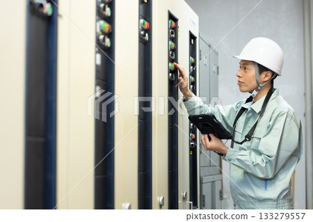建築維護:一名男子正在檢查設備。照片由東京電子專門學校電波學園提供。 建築維護:一名男子正在檢查設備。照片由東京電子專門學校電波學園提供。 133279557