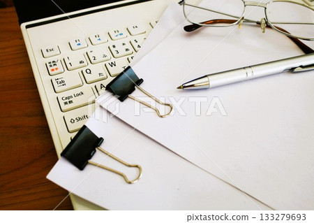 案頭工作、簡報資料、空白影印紙、3:2 案頭工作、簡報資料、空白影印紙、3:2 133279693