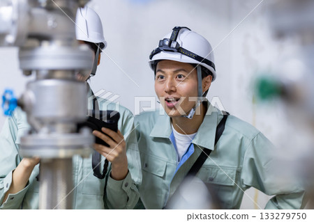 樓宇維護人員正在檢查設備。照片由東京電子專門學校電波學園提供。 樓宇維護人員正在檢查設備。照片由東京電子專門學校電波學園提供。 133279750