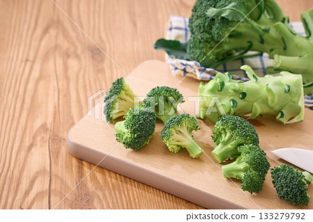 西蘭花準備(切菜烹飪過程) 西蘭花準備(切菜烹飪過程) 133279792