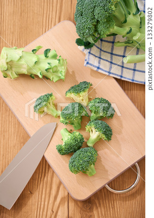Broccoli preparation (cutting cooking process) 133279802