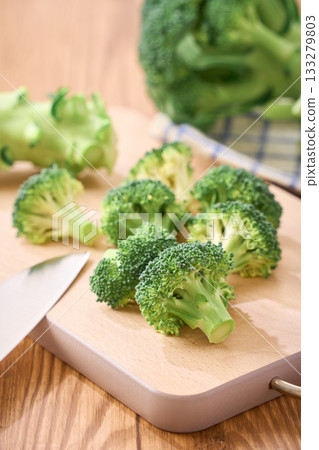 Broccoli preparation (cutting cooking process) 133279803