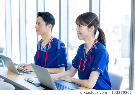 醫療:醫療專業人員在會議室參加研討會。照片提供:東京電子專門學校電波學園 醫療:醫療專業人員在會議室參加研討會。照片提供:東京電子專門學校電波學園 133279862