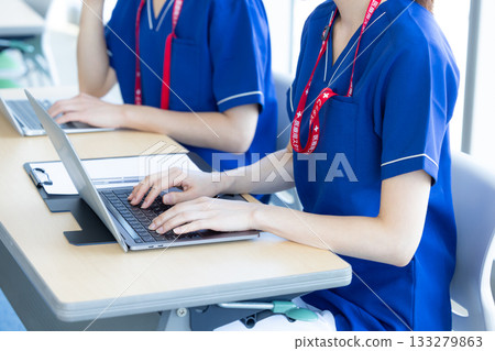 醫療：一位醫療專業人員在會議室參加研討會，照片中可以看到他的雙手。照片由東京電子學院電波學園提供。 133279863