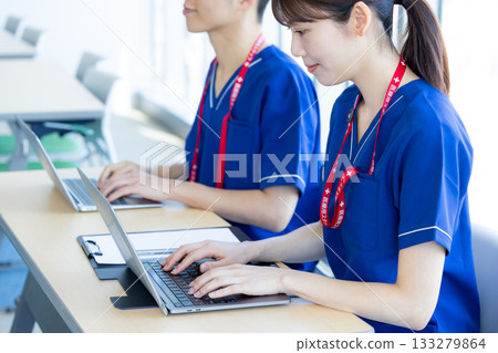 醫療:醫療專業人員在會議室參加研討會。照片提供:東京電子專門學校電波學園 醫療:醫療專業人員在會議室參加研討會。照片提供:東京電子專門學校電波學園 133279864