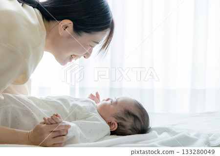 母親抱著嬰兒的手 133280049