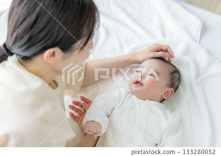 母親抱著嬰兒的手 133280052