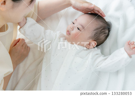 母親抱著嬰兒的手 133280053