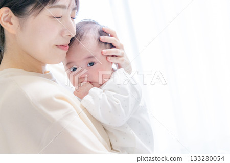 母親抱著嬰兒的手 133280054