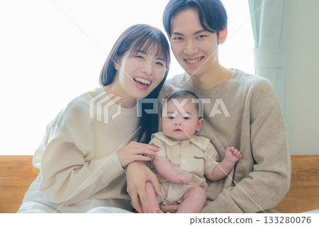 一對夫婦抱著一個嬰兒 133280076
