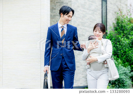 有小孩且工作繁忙的夫婦 133280093