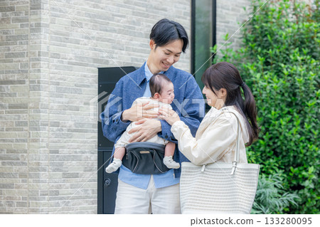 爸爸媽媽抱著寶寶出門 133280095
