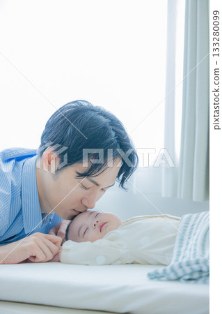 父親哄孩子睡覺 133280099
