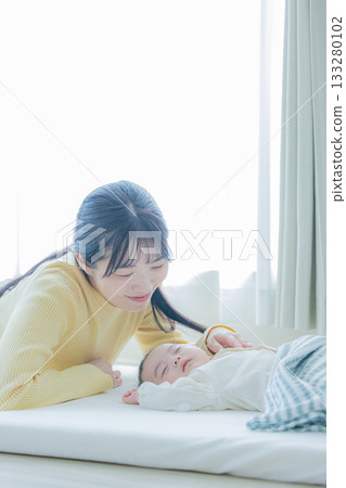 Mother who puts a baby to sleep 133280102