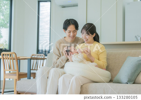 一個家庭在客廳放鬆 133280105