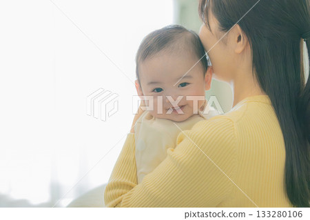 嬰兒由母親攜帶 133280106