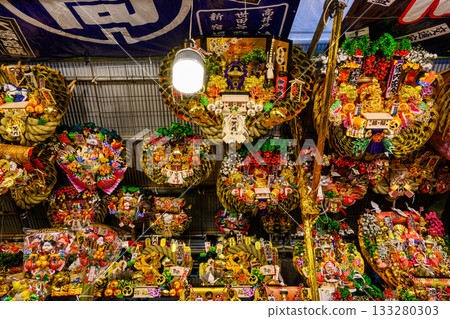 新宿花園神社大鳥祭，又稱鳥之市，雞日吉祥耙子，耙子市場景色。 133280303