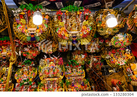 新宿花園神社大鳥祭，又稱鳥之市，雞日吉祥耙子，耙子市場景色。 133280304