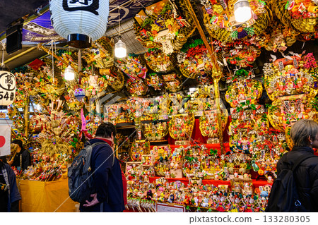 新宿花園神社大鳥祭，又稱鳥之市，雞日吉祥耙子，耙子市場景色。 133280305