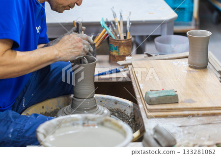 繩工藝師傅正在專注製作傳統陶器 繩工藝師傅正在專注製作傳統陶器 133281062