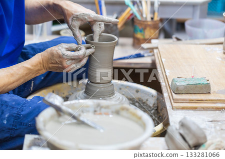 繩工藝師傅正在專注製作傳統陶器 繩工藝師傅正在專注製作傳統陶器 133281066