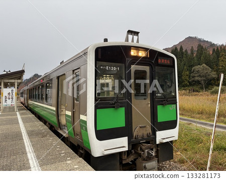 只見線 Kiha E120-1(11 月,福島縣只見町只見月台) 只見線 Kiha E120-1(11 月,福島縣只見町只見月台) 133281173