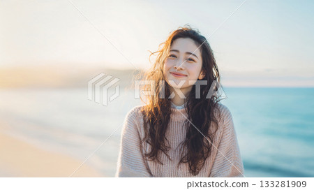 一個女人站在海岸上 一個女人站在海岸上 133281909