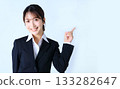 推出食指的女商人的形象 133282647