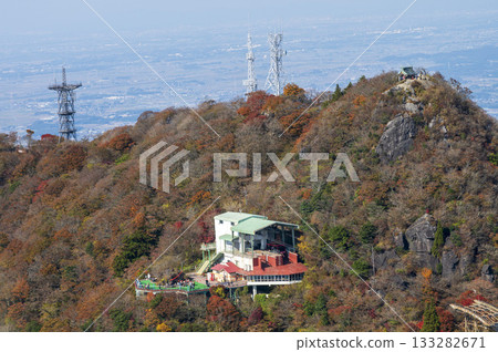 秋末時節，筑波山頂附近，樹葉開始變色。 133282671