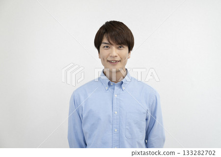 A man in his 30s smiling at the camera 133282702