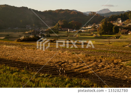 傍晚景色：連結梯田遺產：深秋時節的三河梯田、鐵穴遺跡、猿正山 133282780