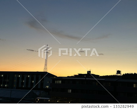 黃昏時分的剪影風景 黃昏時分的剪影風景 133282949