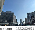 摩天大樓在藍天映襯下構成的城市景觀 摩天大樓在藍天映襯下構成的城市景觀 133282951