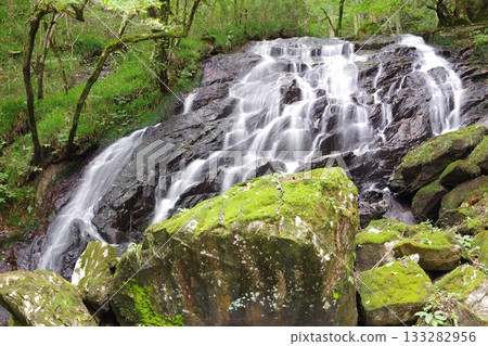 福島縣鮫川村內大小不一的瀑布統稱為翼龍太瀑布，是個壯觀的觀景點。這裡是素門瀑布。 133282956
