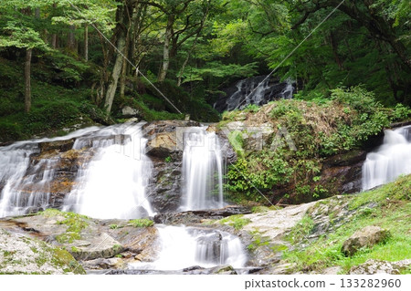 福島縣鮫川村內大小不一的瀑布統稱為翼龍太瀑布，是個壯觀的觀景點。這裡是二見瀑布。 133282960