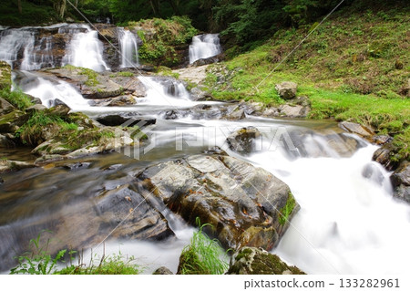 The various waterfalls of different sizes in Samegawa Village, Fukushima Prefecture, are collectively called Eryuta Falls. It is a spectacular view point. This is Futami Falls. 133282961
