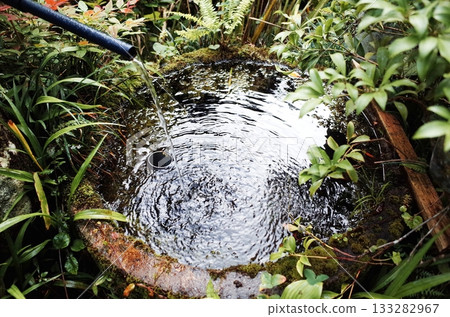 清澈的泉水從山間湧出 133282967