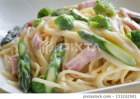 奶油意麵配綠葉蔬菜和培根 奶油意麵配綠葉蔬菜和培根 133282981