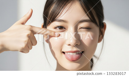 皮膚光滑的日本女子伸出舌頭 133283017