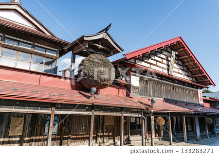 位於青森郡黑石市古見世大街的清酒釀造廠，廠內有杉木球和「古見世」字樣。 133283271