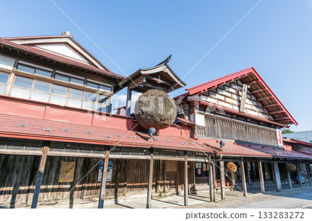 位於青森郡黑石市古見世大街的清酒釀造廠,廠內有杉木球和「古見世」字樣。 位於青森郡黑石市古見世大街的清酒釀造廠,廠內有杉木球和「古見世」字樣。 133283272