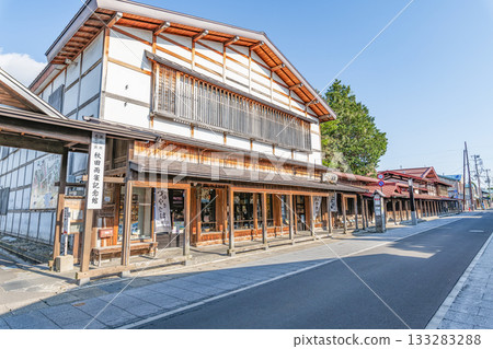 青森縣黑石市：秋田宇邪紀念館及周圍遍布「小店」（傳統日式商店）的街道景觀。 133283288