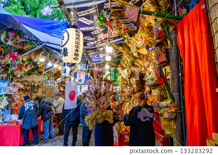 新宿花園神社大鳥祭，又稱鳥之市，雞日吉祥耙子，耙子市場景色。 133283292
