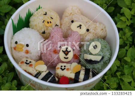 Animal-shaped rice balls in the bento box 133283425