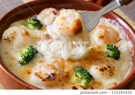 Macaroni gratin of shrimp and broccoli 133283426